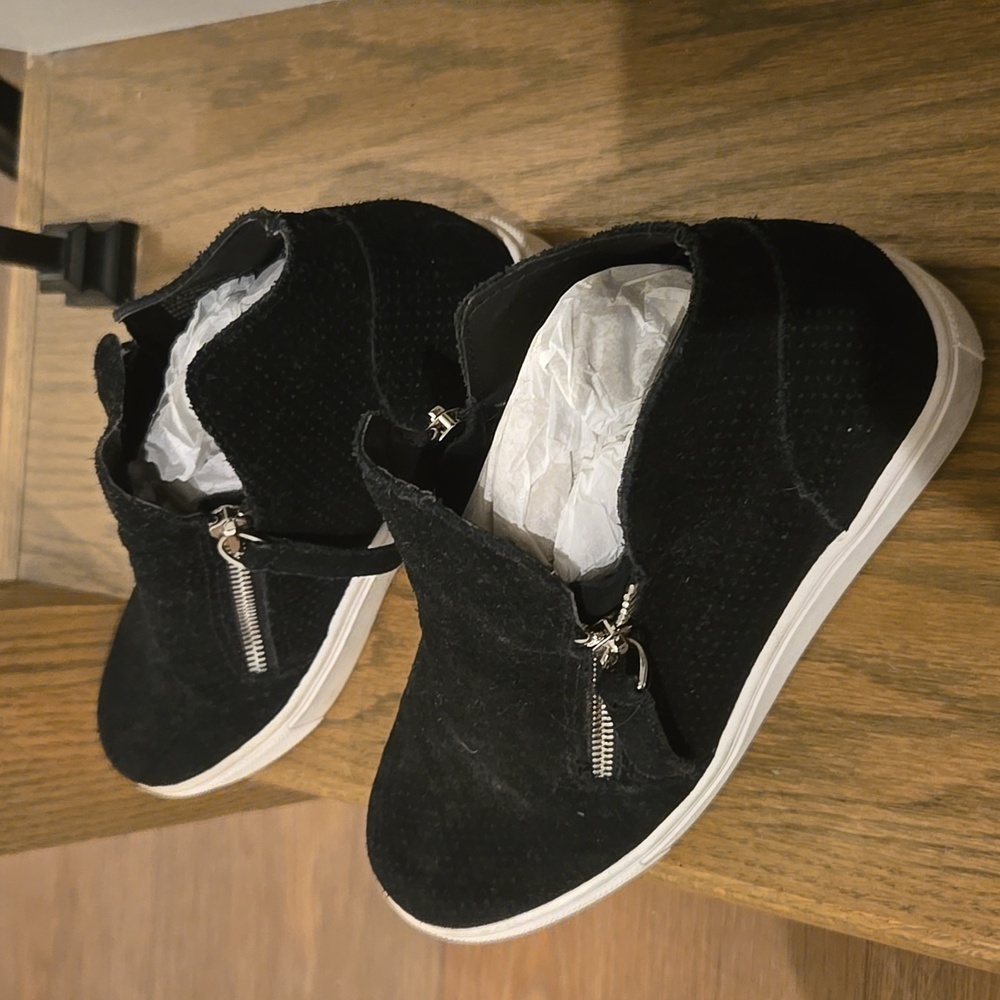 Women's Size 6 leather sneakers by Steve Madden